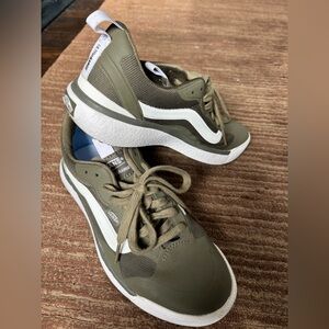 VANS Ultrarange unisex Sneakers Women’s 8 / Men’s 6.5 olive green & white shoes